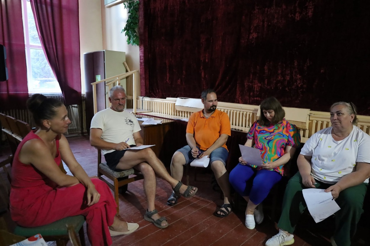 Без декорацій, але з живими емоціями: Як Барський МХАТ готує радіовиставу за участю ветеранів