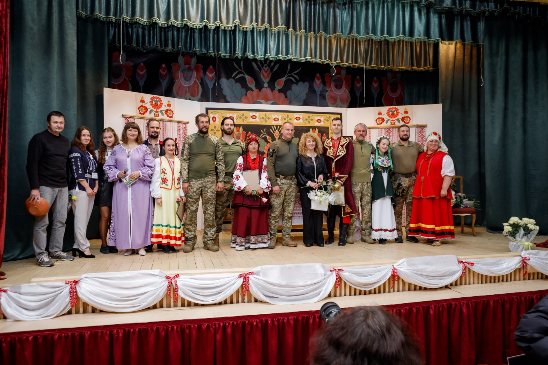 Без декорацій, але з живими емоціями: Як Барський МХАТ готує радіовиставу за участю ветеранів