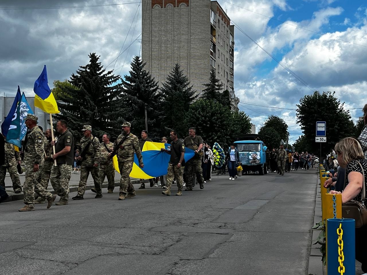 Барська громада попрощалася із полеглим морським піхотинцем Михайлом Пижуком