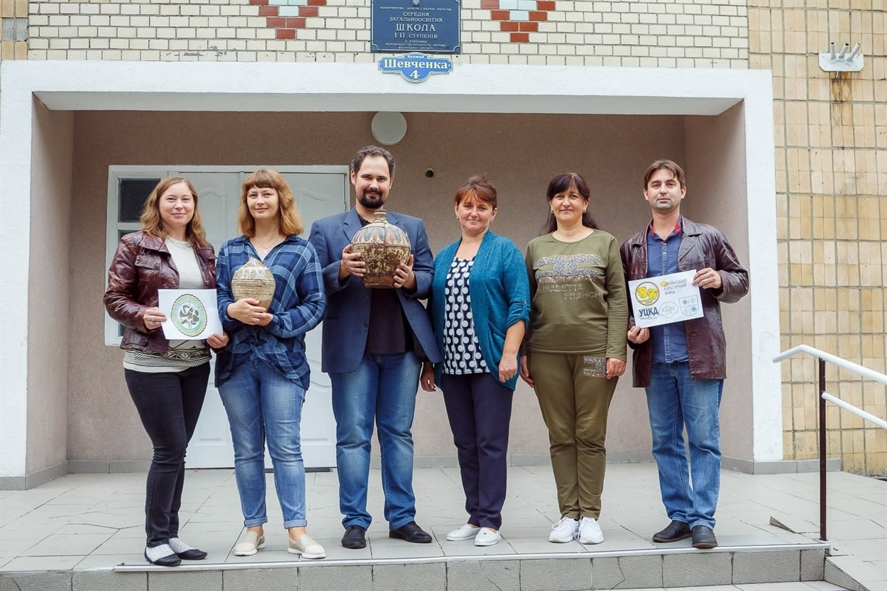 Фото з попередніх експедицій з відродження Барської кераміки    